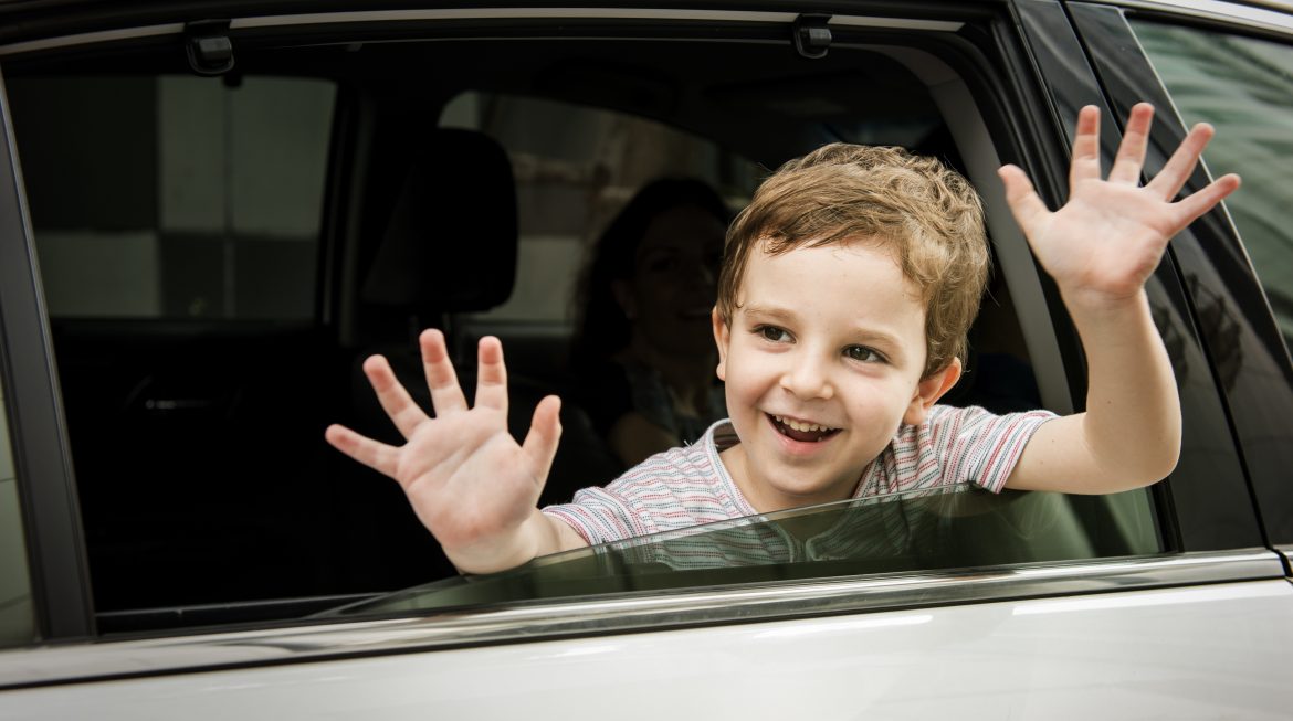 Si viajo con niños en mi vehículo, ¿qué medidas de seguridad debo tener en cuenta?