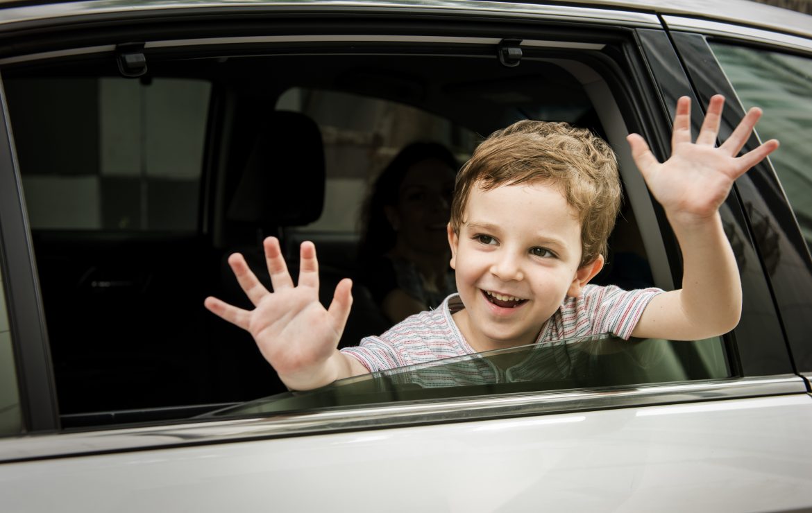 Si viajo con niños en mi vehículo, ¿qué medidas de seguridad debo tener en cuenta?